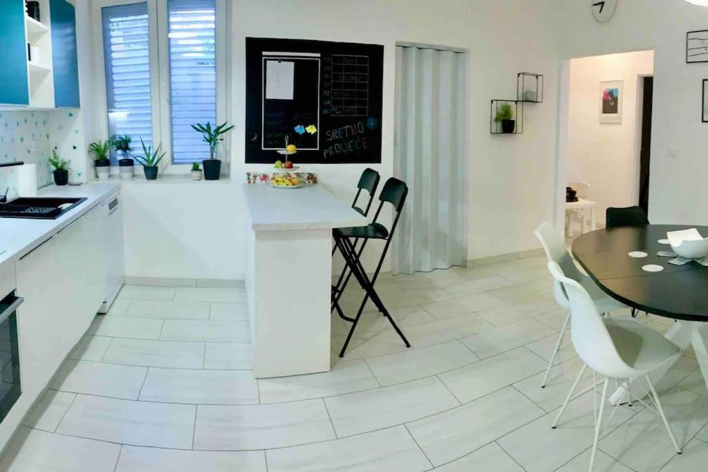 Appartement Novoureden Komforni Stan Od 90 M2 S Dvoristem à Šibenik Chambre photo